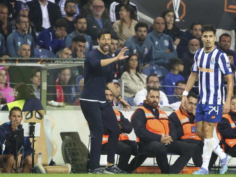 L'allenatore del Porto Vitor Bruno (foto Ap, via LaPresse) <br />