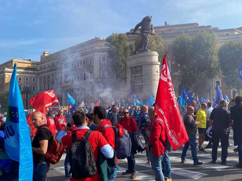 Schlein nascosta tra gli autisti Atac in sciopero. Landini: “Elly dov’è?”