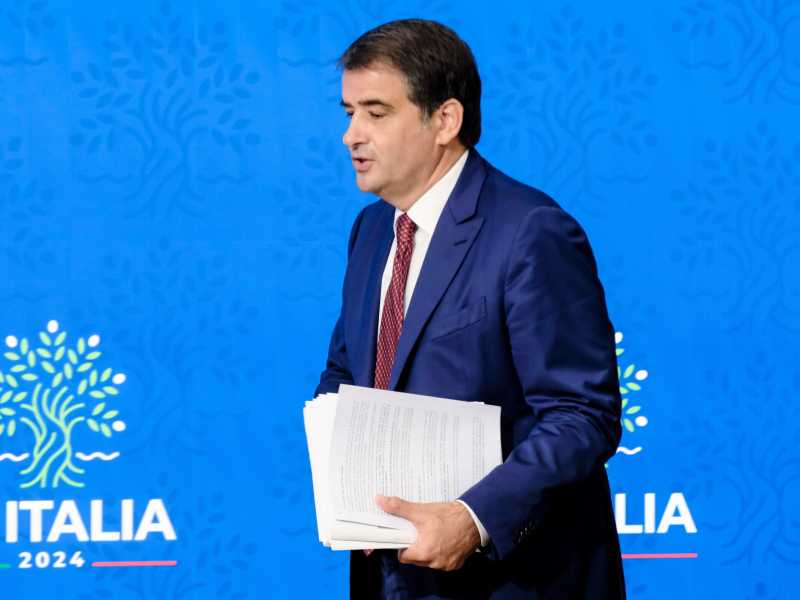 L'eredità di Fitto che si triplica. Al suo posto ipotesi Fazzolari e Ferro. Il veto di FdI a Siniscalchi