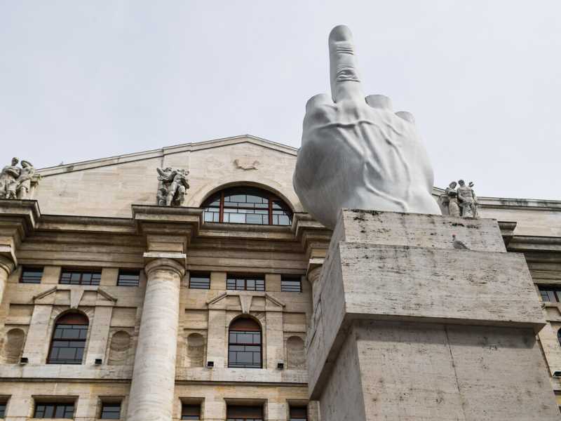 Piazza Affari, sede della Borsa di Milano (foto Ansa)