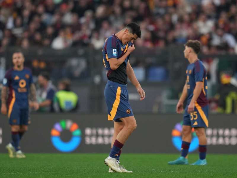 Giocatori della Roma dopo la sconfitta contro il Bologna (foto LaPresse)