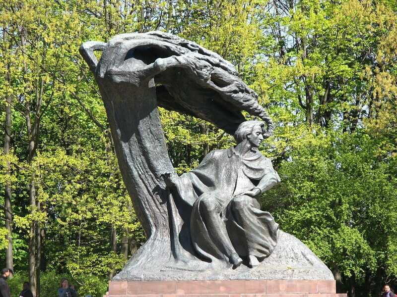 La statua di Waclaw Szymanowski dedicata a Chopin nel parco Lazienki di Varsavia (Wikipedia)&nbsp;<br />