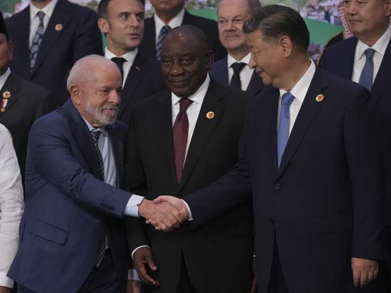 Il presidente brasiliano Luiz Inacio Lula da Silva stringe la mano al presidente cinese Xi Jinping al G20 di Rio de Janeiro (AP Photo/Silvia Izquierdo)&nbsp;<br />
