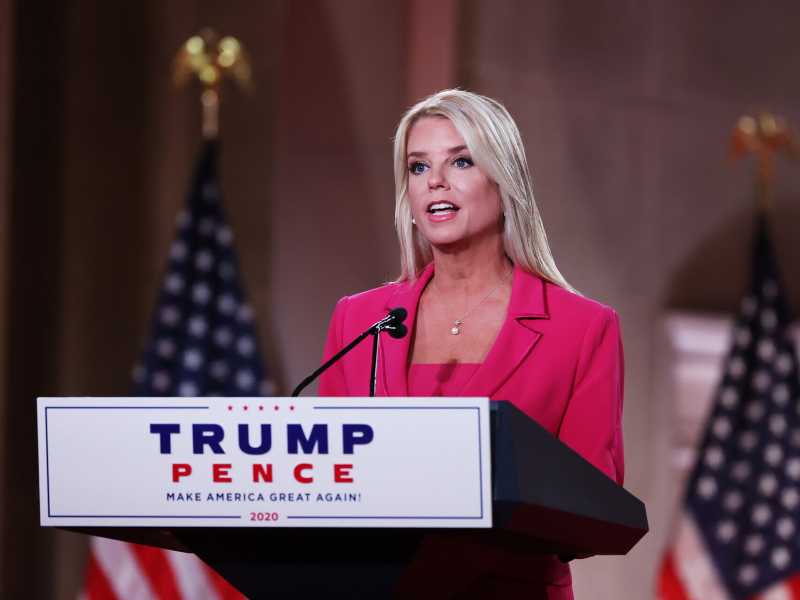 Pam Bondi sul palco del Mellon Auditorium a Washington DC (Foto di Chip Somodevilla/Getty Images)&nbsp;<br />