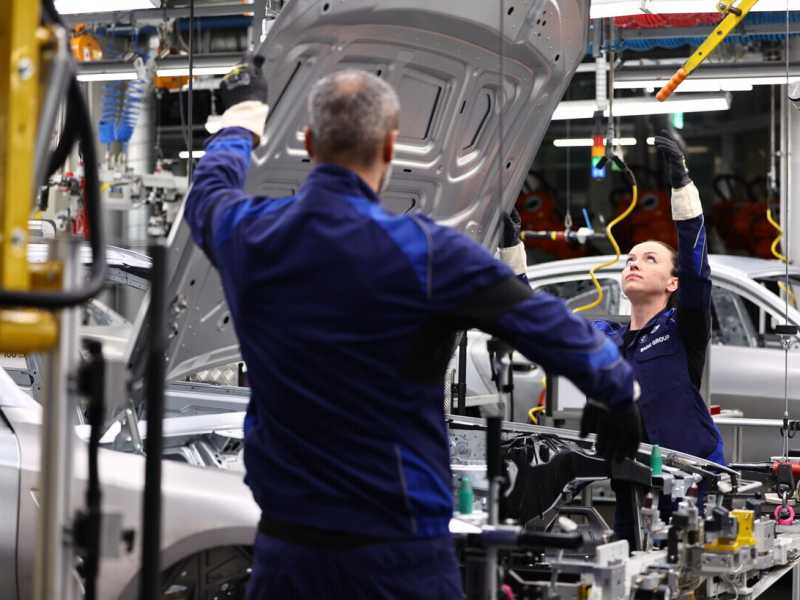 Un operaio al lavoro nella fabbrica Bmw di Monaco (Ansa)&nbsp;<br />