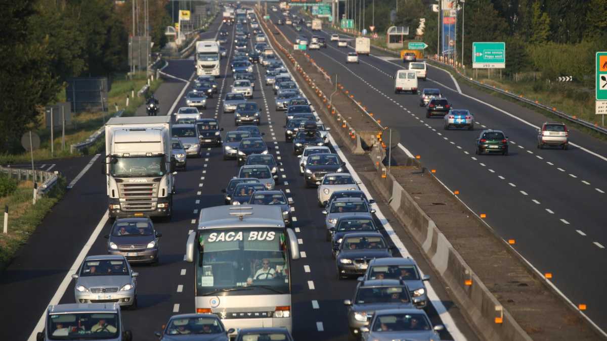Immagine di Autostrade piene, pil vuoto. Storia di un paradosso italiano, con spunti di ottimismo