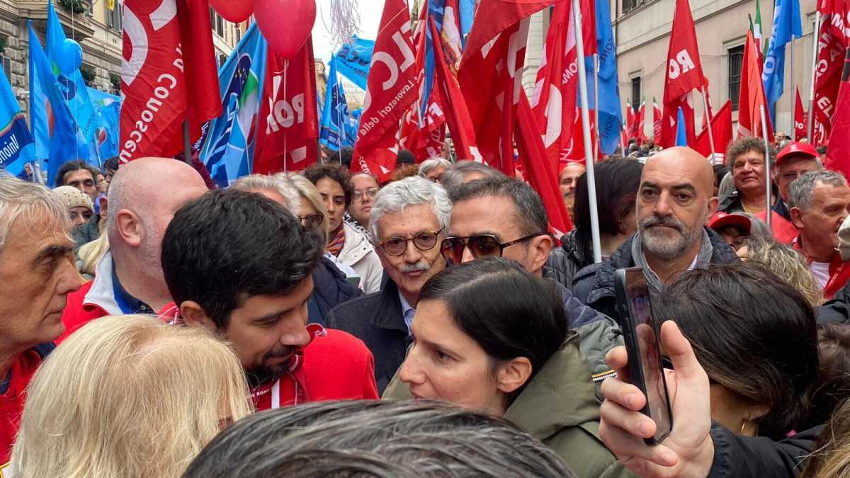Immagine di Il ritorno di D'Alema. L’ex premier al corteo della Cgil con Schlein: “Tienimi da conto Conte”