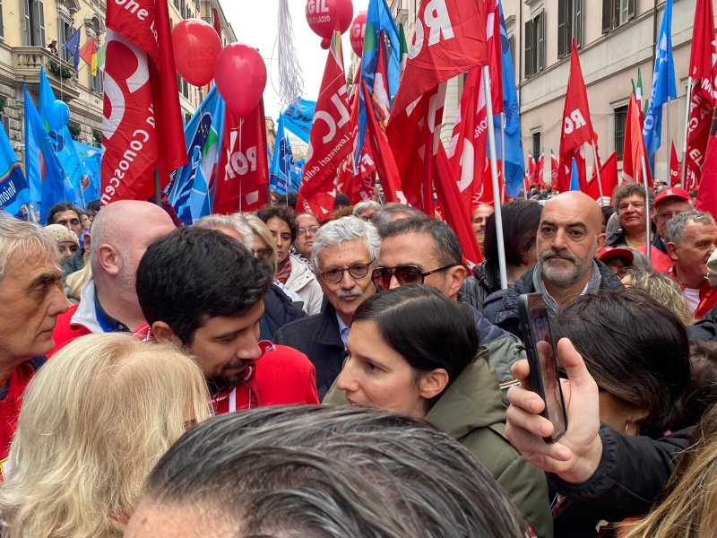Il ritorno di D'Alema. L’ex premier al corteo della Cgil con Schlein: “Tienimi da conto Conte”