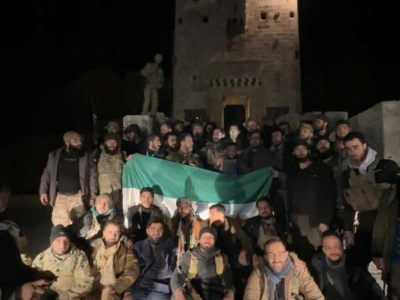 &nbsp;I ribelli posano per una foto davanti alla Cittadella di Aleppo liberata dal regime&nbsp;