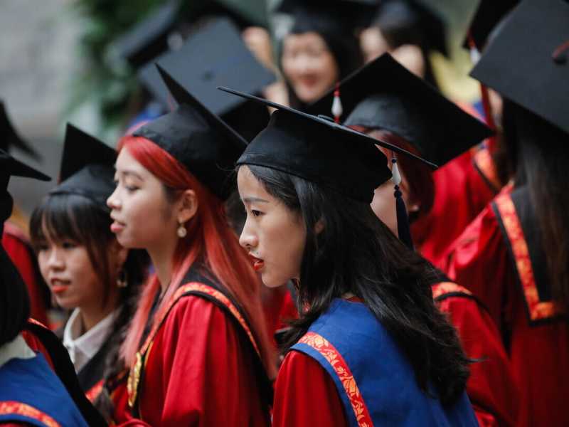Studentesse dell’Università Renmin di Pechino festeggiano la laurea (foto Ansa) <br />