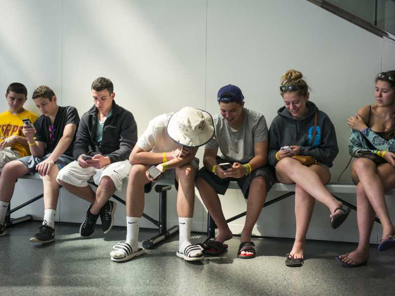Vietare i social, ma invertendo la soglia: non sotto i 16 anni, sotto i 61