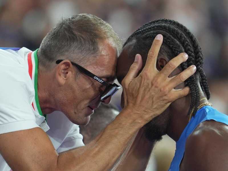 Fabrizio Donato con Andy D&iacute;az dopo il bronzo olimpico a Parigi 2024 (foto LaPresse)