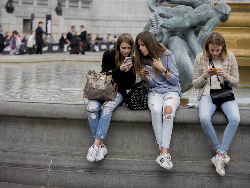 Social ai ragazzi: educare è doveroso. Informare è necessario. Vietare è inutile