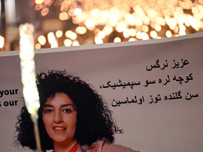 Una fiaccolata a Oslo per salutare il Nobel 2023 a Mohammadi (Foto di Sergei Gapon/Anadolu via Getty Images)&nbsp;<br />