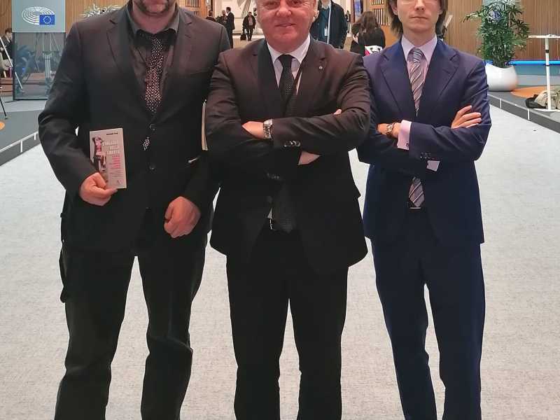 Un premio letterario "no vax" sbarca al Parlamento europeo