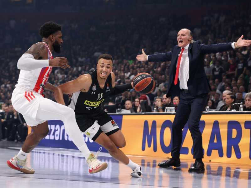 Dusko Ivanovic in giacca e cravatta durante la partita tra Stella Rossa e Partizan (foto Epa, via Ansa)