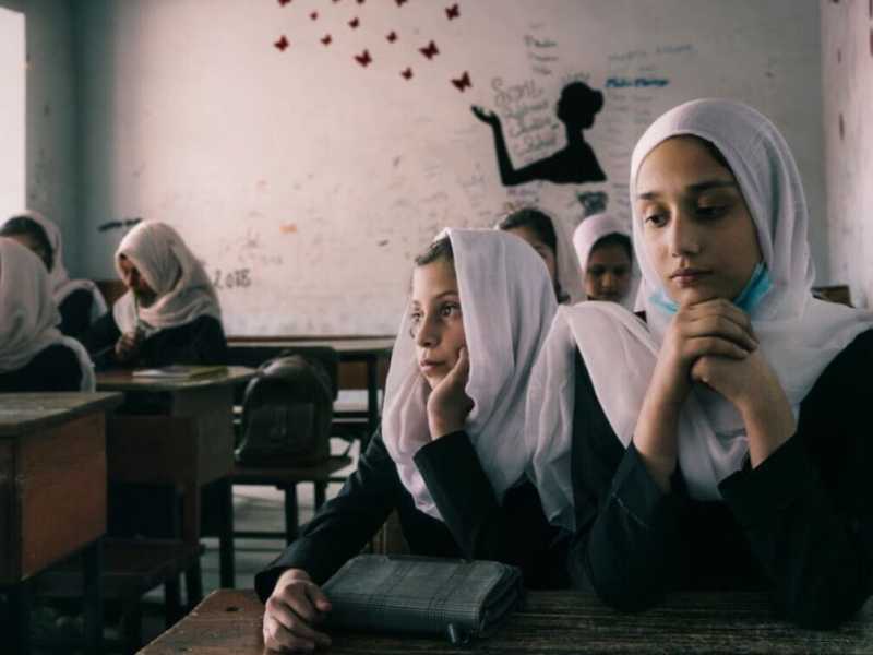I ritiri, la pace e il filo nero che lega le donne afghane cancellate e la difesa di Kyiv