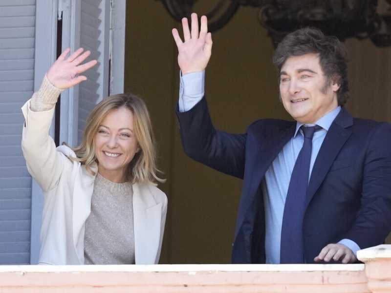 Giorgia Meloni con Javier Milei alla casa Rosada durante la sua visita a Buenos Aires (LaPresse) <br />