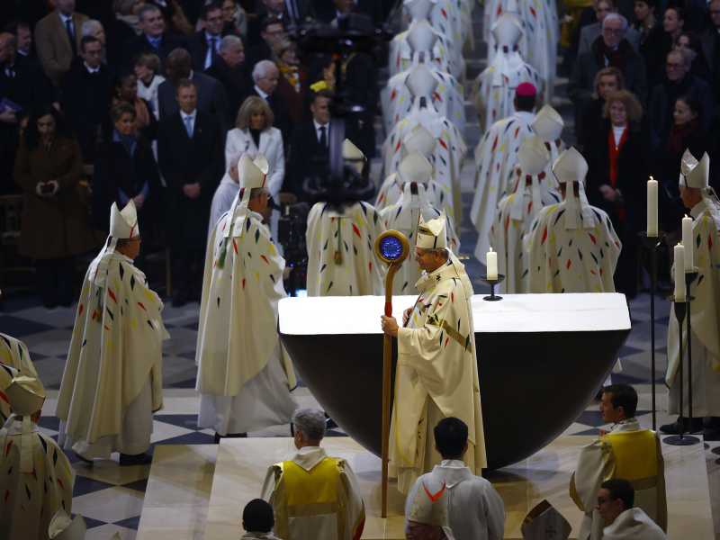 L’arcivescovo di Parigi, mons. Laurent Ulrich, durante la celebrazione di domenica 8 dicembre, nella restaurata cattedrale di Notre-Dame (foto LaPresse) <br />