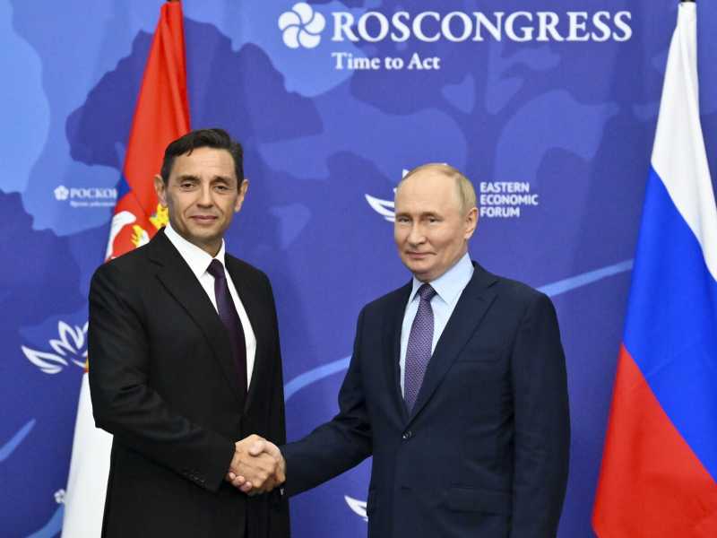 Il presidente russo Vladimir Putin e il vice primo ministro serbo Aleksandar Vulin (Kristina Kormilitsyna, Sputnik via AP) <br />