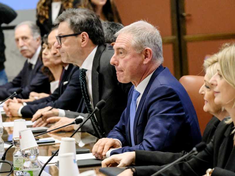 La pace Meloni-Stellantis. Investimenti, modelli, il piano piace al governo. Elkann pronto a presentarsi alla Camera