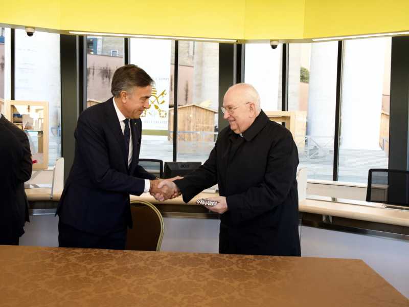 Da sinistra Giuseppe Lasco Direttore Generale Poste Italiane e Cardinale Fernando V&eacute;rgez Alzaga&nbsp;<br />