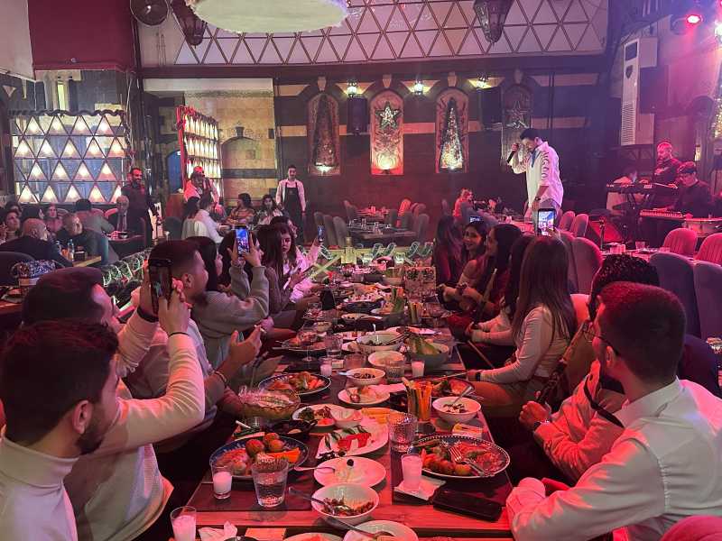 &nbsp;Una tavolata con alcuni giovani durante il pranzo di Natale in un ristorante della citt&agrave; vecchia di Damasco (foto Luca Gambardella)