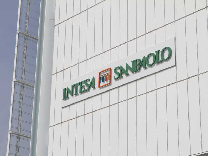 Il logo di Intesa Sanpaolo sul grattacielo progettato da Renzo Piano, sede centrale della banca (Foto di Marco Destefanis via Getty Images)&nbsp;<br />