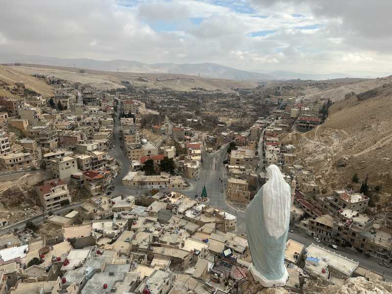 La statua della Vergine Maria sull’antica città cristiana di Maalula (foto di Luca Gambardella) <br />