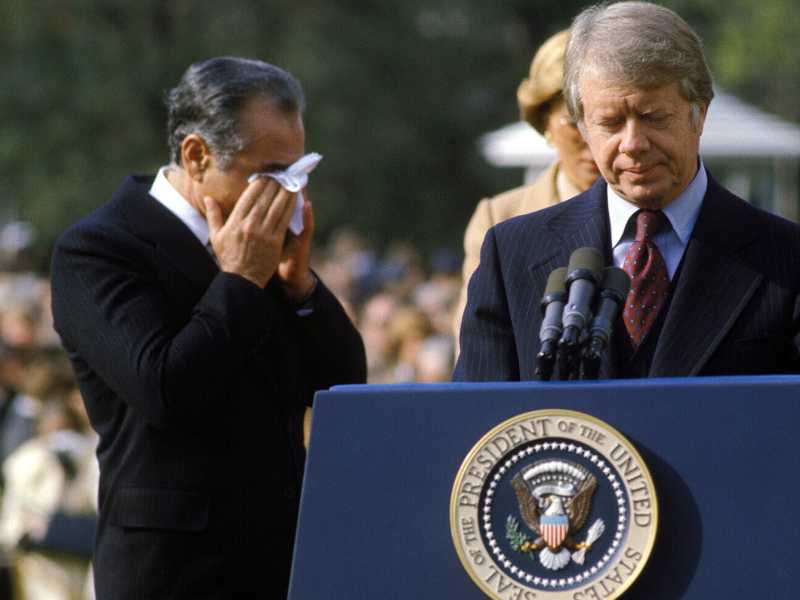 Il presidente Carter e lo shah Reza Pahlavi che si asciuga gli occhi per i fumi del gas usati in una manifestazione fuori dalla Casa Bianca (GettyImages) <br />