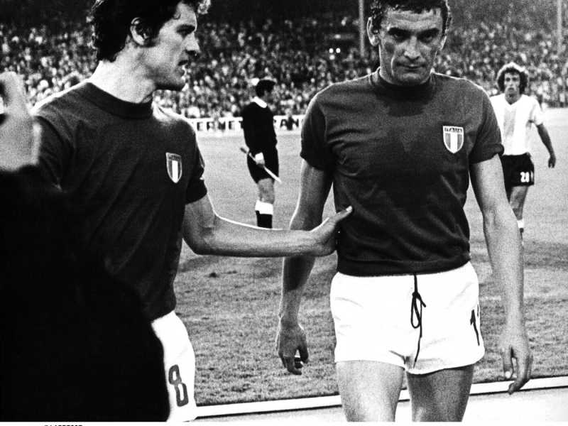 Gigi Riva con Fabio Capello con la maglia della Nazionale&nbsp;(foto LaPresse)