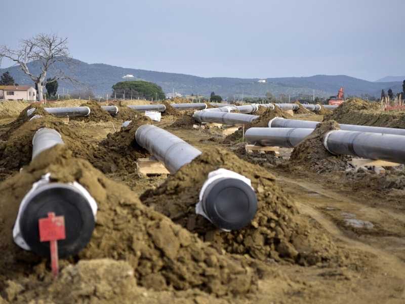 I lavori per la posa delle tubature per il gasdotto dal porto per la nave Golar alla stazione rete nazionale gas, a Piombino (foto Ansa)&nbsp;<br />