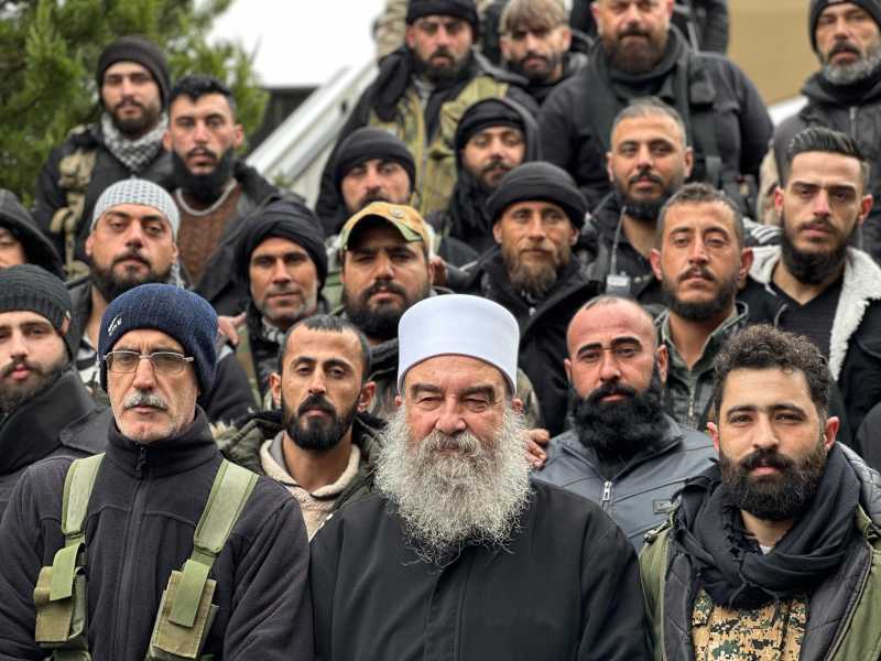 Hikmat al Hijri con i combattenti drusi (foto Luca Gambardella)<br />