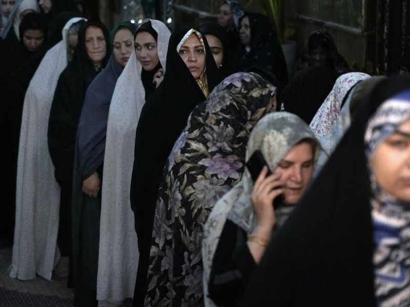 Alcune donne in fila per votare alle elezioni presidenziali del 5 luglio scorso in un seggio elettorale presso il santuario di San Saleh nel nord di Teheran (LaPresse) <br />