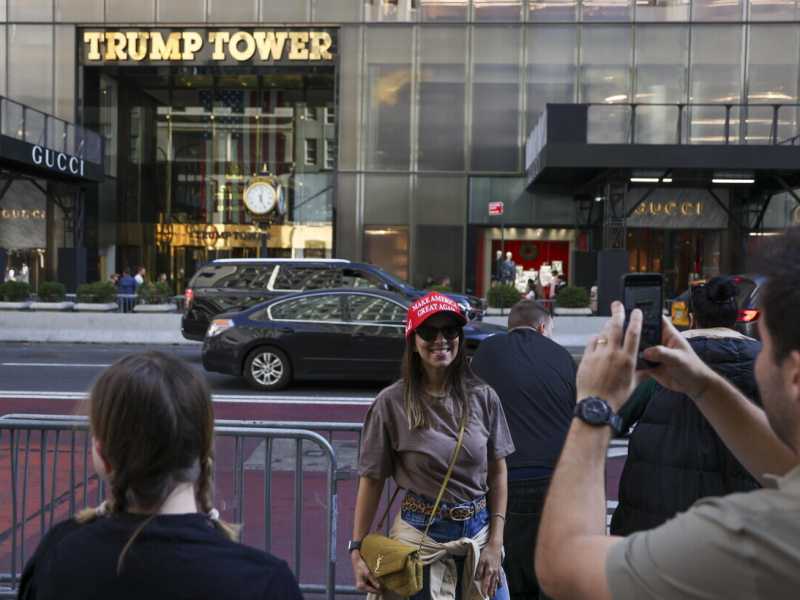 Foto ricordo scattate davanti alla Trump Tower a New York dopo le elezioni presidenziali (foto Ansa)&nbsp;<br />