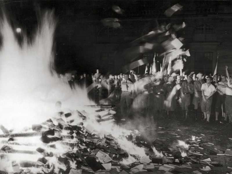 Rogo dei libri all'Opernplatz di Berlino nel 1933 durante la campagna "contro lo spirito antitedesco" (Foto di Imagno/Getty Images)&nbsp;<br />