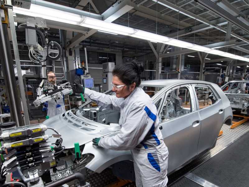 I dipendenti della Volkswagen Sachsen a Zwickau, in Sassonia, assemblano il cofano della ID.3 (Hendrik Schmidt/Getty Images) <br />