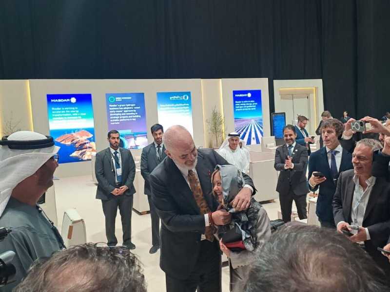 Il compleanno di Giorgia Meloni ad Abu Dhabi con l'amico Edi Rama. Renzi le rovina la festa