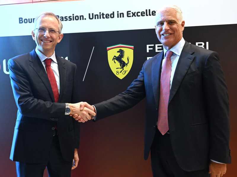 Il Ceo di UniCredit Group, Andrea Orcel, e il Ceo di Ferrari, Benedetto Vigna (Ansa)