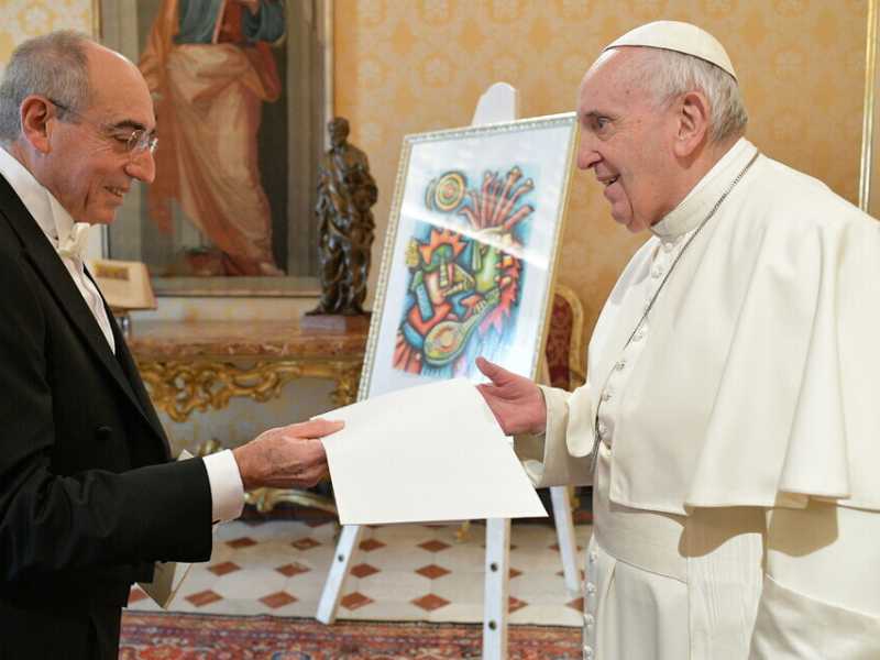 <br />&nbsp;L'ambasciatore cubano Juan Mujica Cantelar e Papa Francesco (LaPresse)
