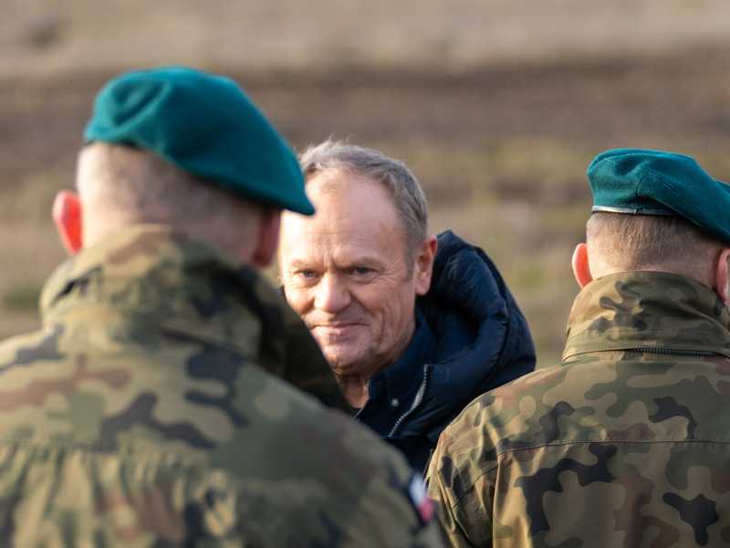 Il primo ministro polacco Donald Tusk visita la prima sezione completata dello "Eastern Shield" (Marek Antoni Iwanczuk via Getty Images)&nbsp;<br />