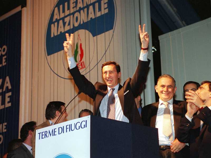 Gianfranco Fini sul palco di Fiuggi, il 29 gennaio 1995 (Ansa)&nbsp;<br />