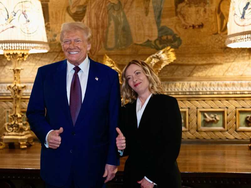 Giorgia Meloni incontra Donald Trump nella sua residenza a Mar-a-Lago a Palm Beach, Florida, il 4 gennaio 2025 (Ansa) <br />
