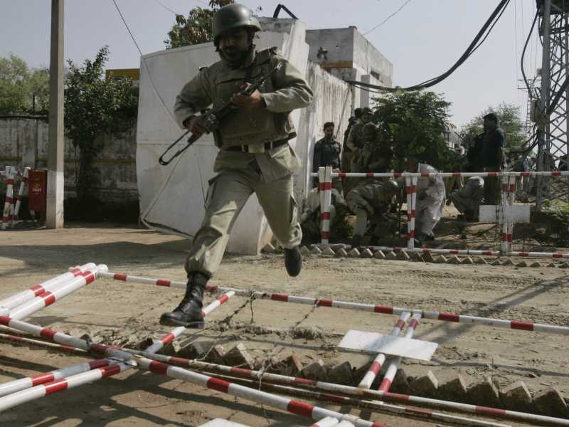 Intervento della polizia nel 2009, quando l'accademia di polizia di Manawaan, nei sobborghi di Lahore, &egrave; stata assalita da terroristi (LaPresse)&nbsp;<br />