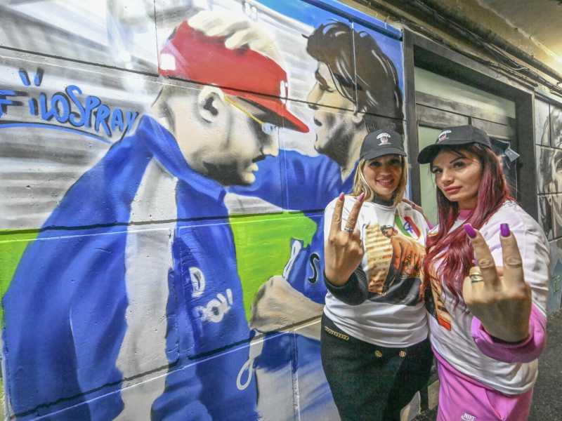 Fan di Geolier davanti al murales del musicista benedetto da Maradona (Ansa)&nbsp;