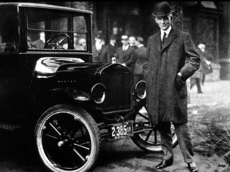 Henry Ford con la sua celebre Model T nel 1921 a Buffalo (GettyImages) <br />