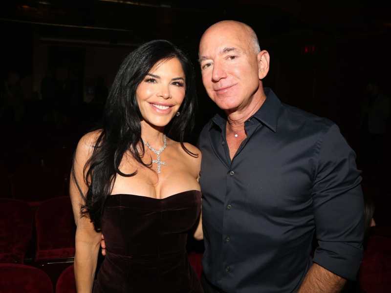 Jeff Bezos e la sua compagna Lauren Sanchez, presentatrice televisiva, sono da alcuni anni protagonisti del jet set internazionale (Getty) <br />