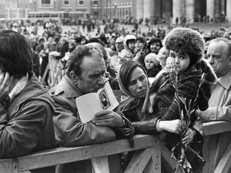 Fedeli alla messa in Piazza San Pietro (Foto di Calle Hesslefors via Getty Images) <br />