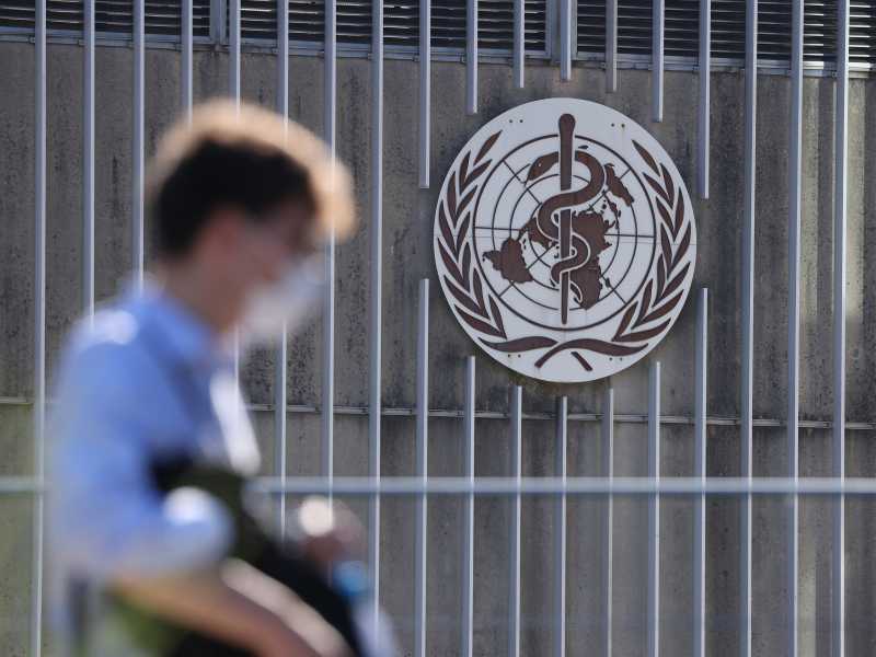 Un uomo entra nella sede centrale dell'Organizzazione mondiale della sanit&agrave; (OMS) a Ginevra, Svizzera (Sean Gallup/Getty Images)&nbsp;<br />