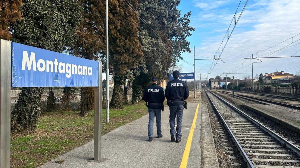 Immagine di Trasporti bloccati, forse c'è la lobby delle scarpe da passeggio dietro Salvini